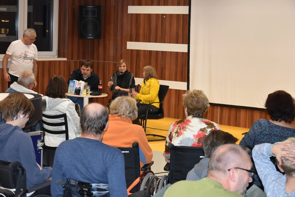 Host pod Parapletem - Míša Krunclová, Peggy Marvanová