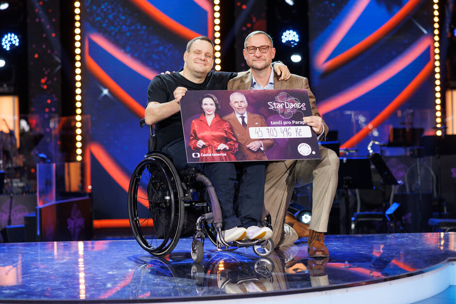 Slavnostní předání šeku StarDance